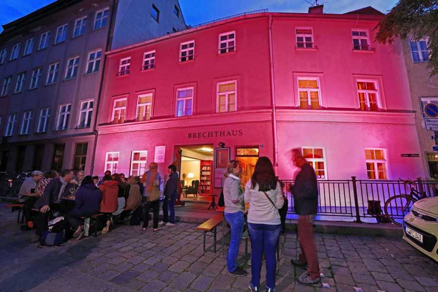 Brechthaus außen mit Illumination Foto Regio Augsburg Tourismus GmbH Norbert Liesz-Wolfgang F. Lightmaster 2014